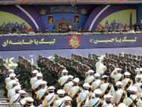 [Ảnh] Diễu binh hoành tráng ở Tehran, Tổng thống Iran lạnh lùng cảnh báo phương Tây