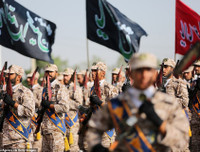 [Ảnh] Diễu binh hoành tráng ở Tehran, Tổng thống Iran lạnh lùng cảnh báo phương Tây