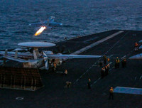 [Ảnh] Diễu binh hoành tráng ở Tehran, Tổng thống Iran lạnh lùng cảnh báo phương Tây