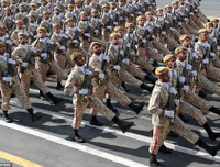 [Ảnh] Diễu binh hoành tráng ở Tehran, Tổng thống Iran lạnh lùng cảnh báo phương Tây