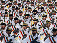 [Ảnh] Diễu binh hoành tráng ở Tehran, Tổng thống Iran lạnh lùng cảnh báo phương Tây