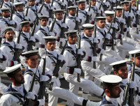 [Ảnh] Diễu binh hoành tráng ở Tehran, Tổng thống Iran lạnh lùng cảnh báo phương Tây