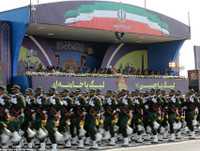 [Ảnh] Diễu binh hoành tráng ở Tehran, Tổng thống Iran lạnh lùng cảnh báo phương Tây