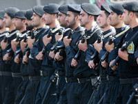 [Ảnh] Diễu binh hoành tráng ở Tehran, Tổng thống Iran lạnh lùng cảnh báo phương Tây