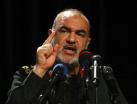 [Ảnh] Diễu binh hoành tráng ở Tehran, Tổng thống Iran lạnh lùng cảnh báo phương Tây