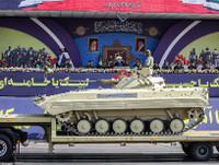 [Ảnh] Diễu binh hoành tráng ở Tehran, Tổng thống Iran lạnh lùng cảnh báo phương Tây