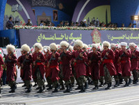 [Ảnh] Diễu binh hoành tráng ở Tehran, Tổng thống Iran lạnh lùng cảnh báo phương Tây