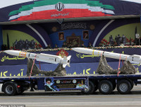 [Ảnh] Diễu binh hoành tráng ở Tehran, Tổng thống Iran lạnh lùng cảnh báo phương Tây