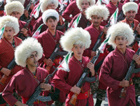 [Ảnh] Diễu binh hoành tráng ở Tehran, Tổng thống Iran lạnh lùng cảnh báo phương Tây