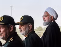 [Ảnh] Diễu binh hoành tráng ở Tehran, Tổng thống Iran lạnh lùng cảnh báo phương Tây