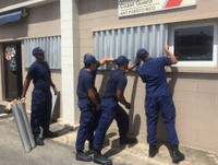 [Ảnh] Người Mỹ hối hả trong guồng quay chống đỡ siêu bão Dorian