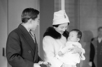 Những bức ảnh hiếm hoi về cuộc đời Nhật hoàng Akihito