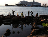 Tàu du lịch 2.200 người được Campuchia chào đón, thoát khỏi 