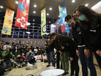 Người dân Hồng Kông đổ xô đi mua đồ tích trữ trước quy định cách ly mới