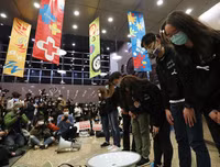 Người dân Hồng Kông đổ xô đi mua đồ tích trữ trước quy định cách ly mới