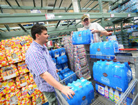 [Ảnh] Người Mỹ hối hả trong guồng quay chống đỡ siêu bão Dorian