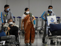 Nghịch cảnh khi Ấn Độ áp dụng lệnh giới nghiêm chống Covid-19 với 1,3 tỷ dân