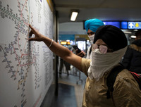 Nghịch cảnh khi Ấn Độ áp dụng lệnh giới nghiêm chống Covid-19 với 1,3 tỷ dân