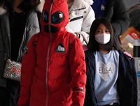 Những ý tưởng ‘thời trang bá đạo’ phòng chống virus Covid-19