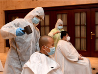 Những ý tưởng ‘thời trang bá đạo’ phòng chống virus Covid-19