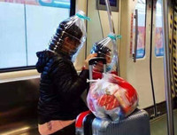 Những ý tưởng ‘thời trang bá đạo’ phòng chống virus Covid-19