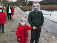 Những ý tưởng ‘thời trang bá đạo’ phòng chống virus Covid-19