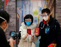 Những ý tưởng ‘thời trang bá đạo’ phòng chống virus Covid-19