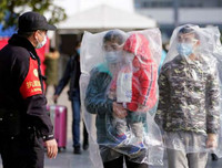 Những ý tưởng ‘thời trang bá đạo’ phòng chống virus Covid-19