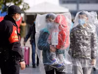 Những ý tưởng ‘thời trang bá đạo’ phòng chống virus Covid-19