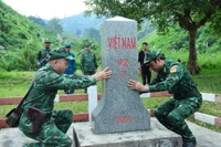 Nơi con sông Hồng chảy vào đất Việt