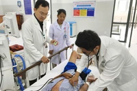 Đột quỵ ở Côn Đảo, du khách được vận chuyển bằng trực thăng cấp cứu 