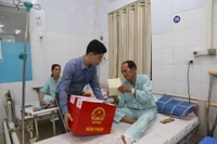 Thùng phiếu đến tận giường bệnh, những lá phiếu đặc biệt trong ngày hội bầu cử