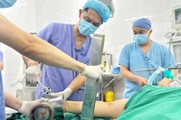 Tay bị cuốn vào máy xay thịt, người phụ nữ phải phẫu thuật cắt cụt chi