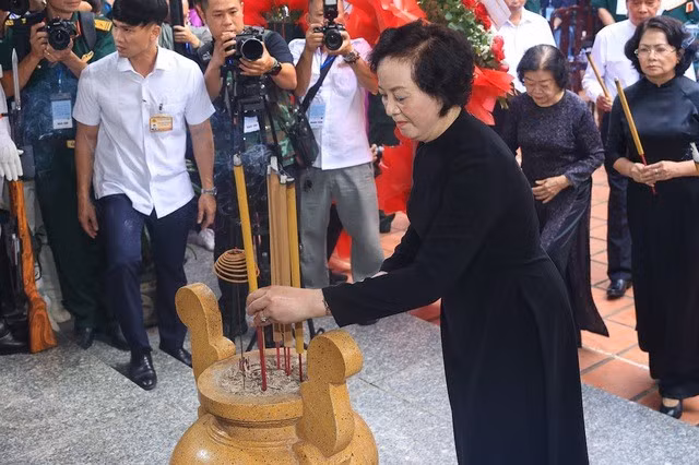 Phó Thủ tướng Phạm Thị Thanh Trà dâng hương tại Bia tưởng niệm các Anh hùng liệt sĩ tại Công viên Lê Thị Riêng - Ảnh: VGP/Nhật Bắc