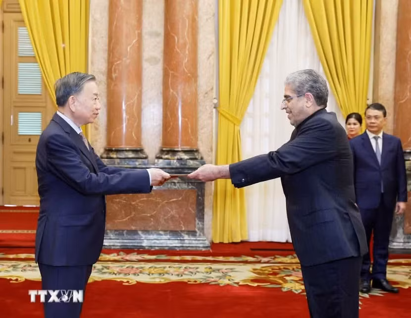Tổng Bí thư, Chủ tịch nước Tô Lâm nhận Quốc thư từ Đại sứ Cộng hòa Hồi giáo Iran Akbar Ghasemi Ali Abadi. (Ảnh: Thống Nhất/TTXVN)