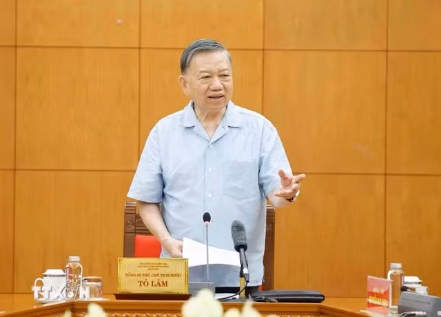Tổng Bí thư, Chủ tịch nước chỉ rõ, phải chuyển từ duy trì năng lực sản xuất sang xây dựng hệ sinh thái công nghiệp hàng hải và đường thủy hiện đại... - Ảnh: TTXVN