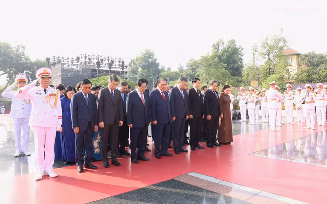 Các đồng chí lãnh đạo, nguyên lãnh đạo Đảng, Nhà nước đặt vòng hoa tại Đài tưởng niệm các Anh hùng liệt sĩ trên đường Bắc Sơn (Ba Đình, Hà Nội) - Ảnh: VGP/Nhật Bắc