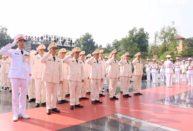 Đoàn đại biểu Đảng ủy Công an Trung ương - Bộ Công an đặt vòng hoa tại Đài tưởng niệm các Anh hùng liệt sĩ - Ảnh: VGP/Nhật Bắc