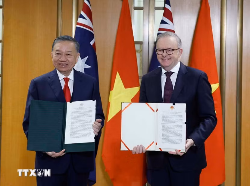 Tổng Bí thư, Chủ tịch nước Tô Lâm và Thủ tướng Australia Anthony Albanese trao Tuyên bố chung. (Ảnh: Thống Nhất/TTXVN)
