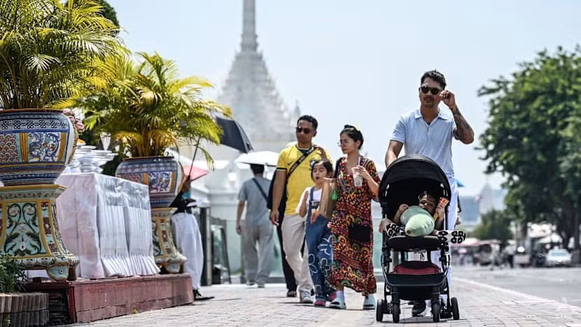 thailand-tourists-bangkok-2.jpg