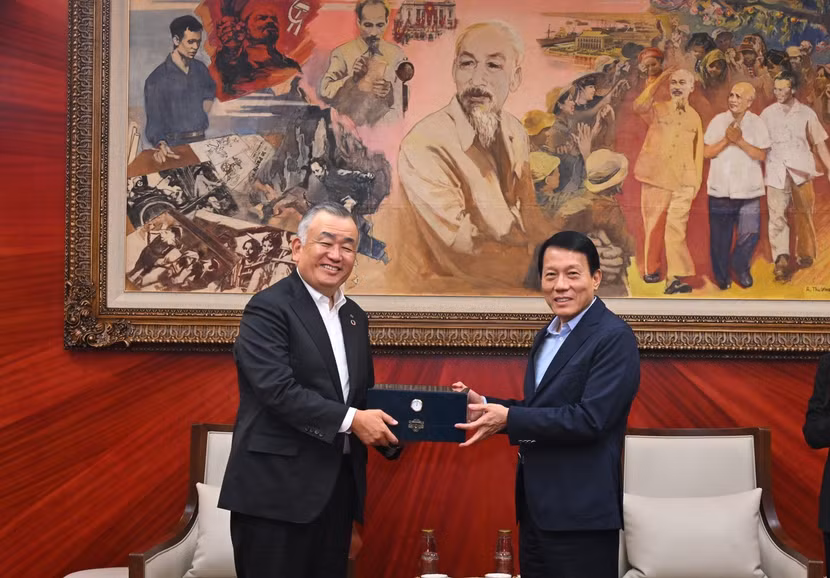 Bộ trưởng Lương Tam Quang tặng quà lưu niệm ông Nagao Yutaka.