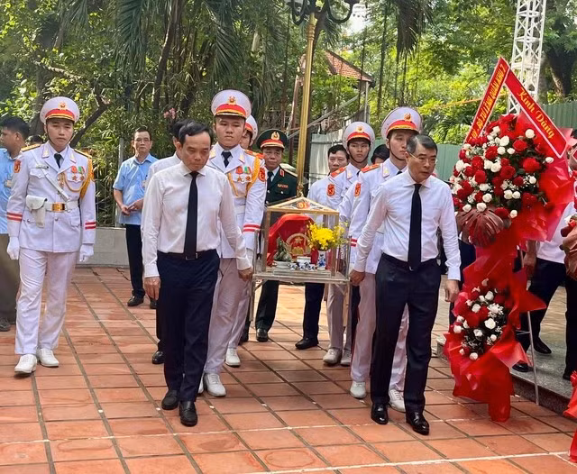 Thủ tướng Chính phủ cùng các đại biểu thực hiện nghi thức quy tập, di chuyển hài cốt liệt sĩ vào nhà quàn - Ảnh: VGP