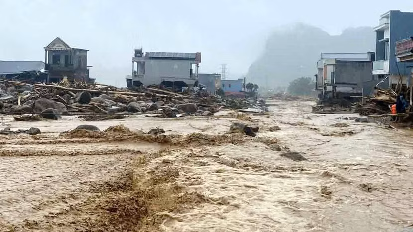 Công an tỉnh Lai Châu căng mình cứu dân giữa lũ dữ ảnh 1