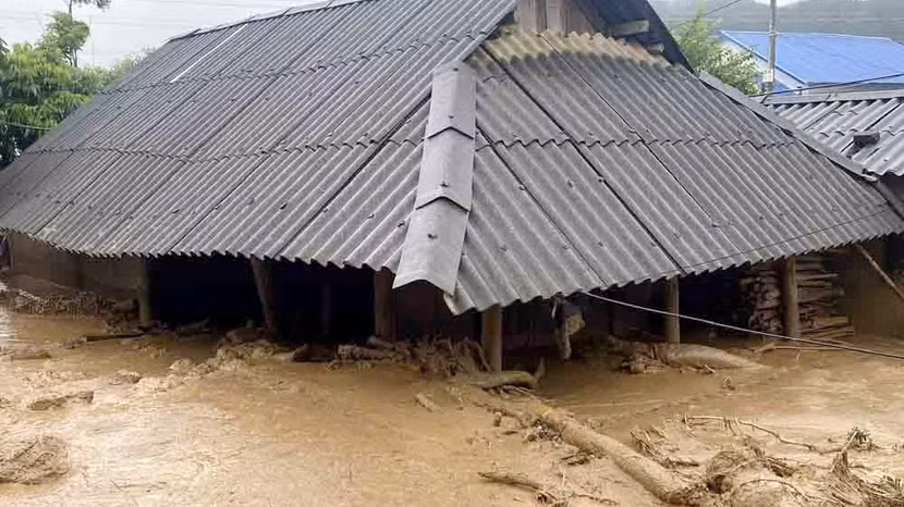Công an tỉnh Lai Châu căng mình cứu dân giữa lũ dữ ảnh 2