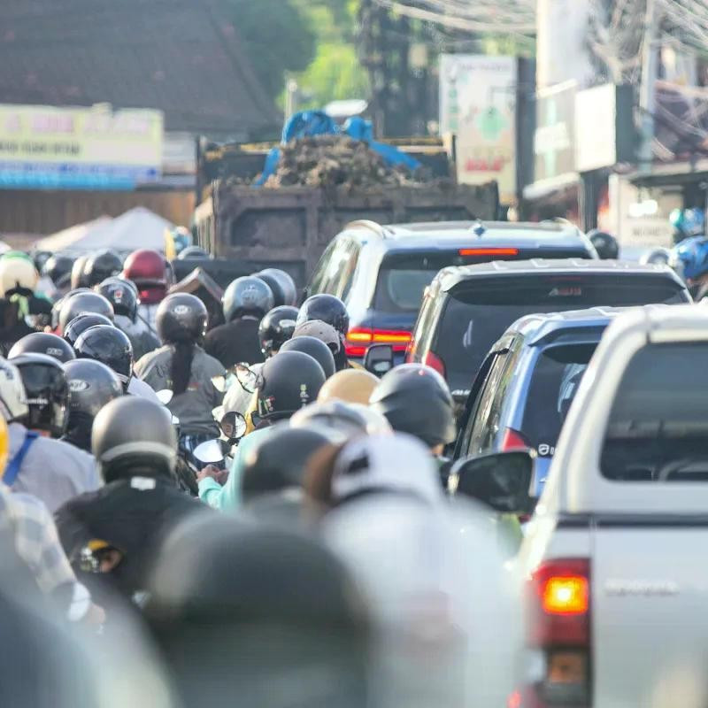 traffic-jam-in-bali-in-canggu-in-the-daytime-moped-and-cars-on-roadjpg.jpg