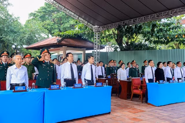Thủ tướng Chính phủ Lê Minh Hưng và các đại biểu thực hiện nghi lễ Chào cờ - Ảnh: VGP/Nhật Bắc