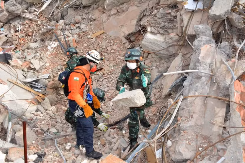 Đoàn Việt Nam tích cực tìm kiếm nạn nhân, ngày 3-7 (giờ địa phương). (Ảnh: Hoàng Vũ/Vietnam+)
