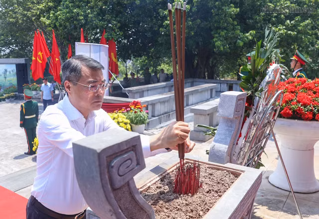 Thủ tướng Chính phủ dâng hương tại Đài tưởng niệm Anh hùng Liệt sĩ tỉnh Phú Thọ - Ảnh: VGP/Nhật Bắc