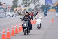 Lái thử tại Vietnam Mobility Show 2025, người dùng khen xe máy điện VinFast 'khỏe hơn xe xăng và êm ái hơn nhiều'