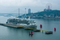 Du khách tàu biển đến vịnh Hạ Long được chào đón bằng âm nhạc